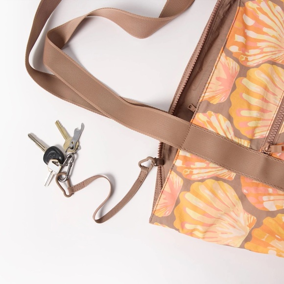 Aloha Collection Sunrise Shell Tote - Picture 4 of 7